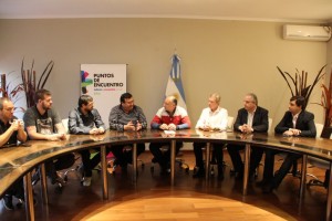 La delegación del Cispren en  la reunión con el intendente Eduardo Acastello donde  se firmó el convenio para la construcción de viviendas